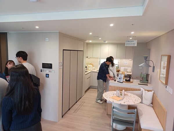 ‘e편한세상 대장 퍼스티움’ 55㎡A형의 다이닝룸. 김태현 기자