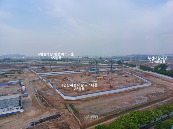 DL이앤씨 컨소시엄이 경기도 부천시 오정구 부천대장 택지개발사업지구 내 A5블록(오정동 42-3)과 A6블록(오정동 44-1)에 공공분양으로 공급하는 신혼희망타운 ‘e편한세상 대장 퍼스티움’의 건설현장. 오른쪽으로 부천대장지구 A7, A8블록 현장이 보인다. 김태현 기자
