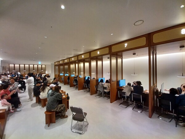 ‘e편한세상 대장 퍼스티움’의 견본주택 내부 모습. 상담 대기 중인 신혼부부들로 북적인다. 김태현 기자