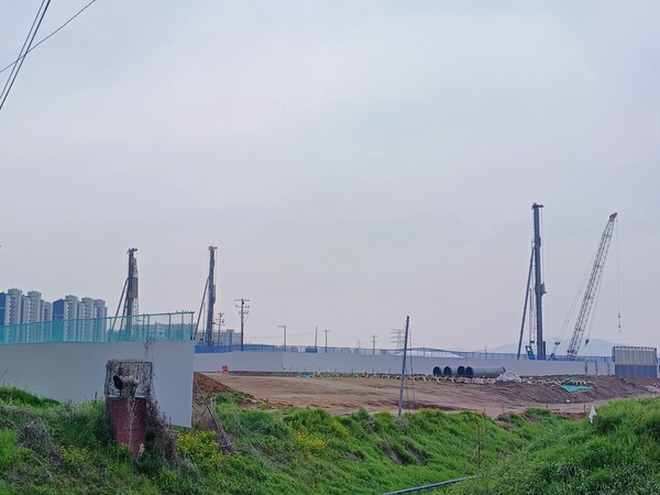 DL이앤씨 컨소시엄이 공급하는 신혼희망타운 ‘e편한세상 대장 퍼스티움’의 단지 북측 여월천에서 바라본 건설현장. 왼쪽 담장 너머 ‘오정휴먼시아3단지’가 보인다. 김태현 기자