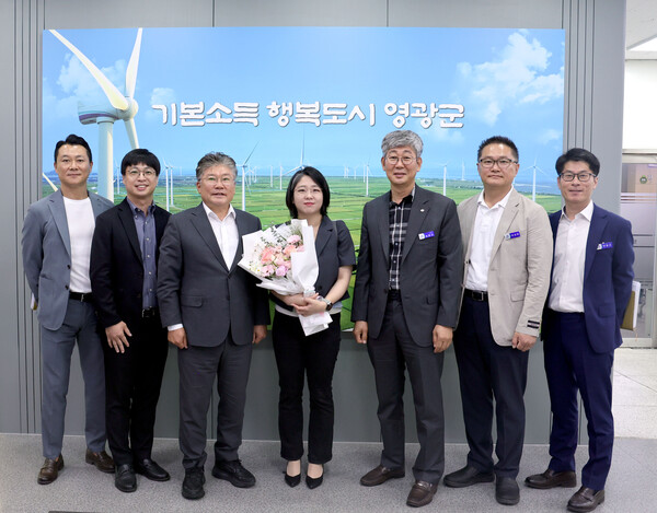 영광군은 22일 군청 군수실에서 기본소득당 용혜인 대표와 함께 재생에너지 연계 기본소득 정책에 대한 간담회를 개최했다.사진/영광군