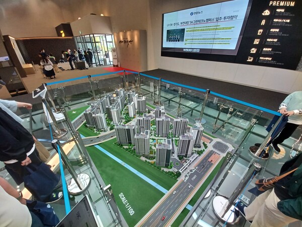 한국토지주택공사(LH)와 ㈜흥화 컨소시엄이 경기도 부천시 오정구 부천대장 A7블록(원종동 91-1)과 A8블록(봉오대로 405)에 공급하는 ‘부천대장 A7·A8블록’의 단지 모형. LH청약플러스는 21~22일 실시한 이 단지 특별공급에서 평균 경쟁률 119.51 대 1을 기록했다고 밝혔다. 김태현 기자