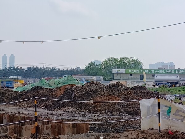 한국토지주택공사(LH)와 ㈜흥화 컨소시엄이 경기도 부천시 오정구 부천대장 A7블록(원종동 91-1)과 A8블록(봉오대로 405)에 공급하는 ‘부천대장 A7·A8블록’의 건설현장 내부. 터파기 공사와 정지작업이 한창이다. LH청약플러스는 21~22일 실시한 이 단지 특별공급에서 평균 경쟁률 119.51 대 1을 기록했다고 밝혔다. 김태현 기자