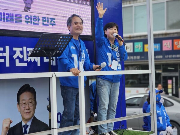 영주 공설시장에서 유세중인 박규환 경북 영주·영양·봉화 지역위원장(왼쪽)과 서영교 대구·경북 골목골목 선대위원장. 서영교 의원실 제공