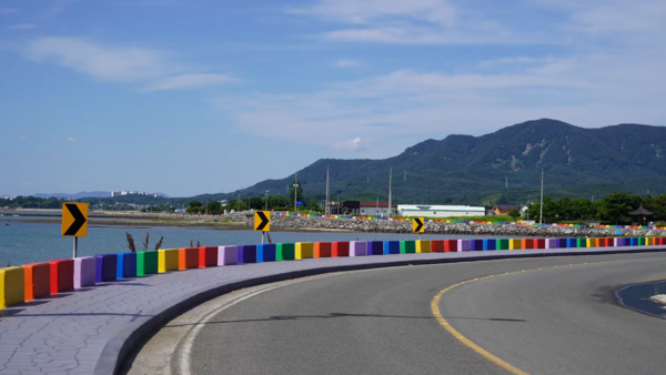 이순신 바닷길에 펼쳐진 무지갯빛 해안도로 전경. ⓒ사천시