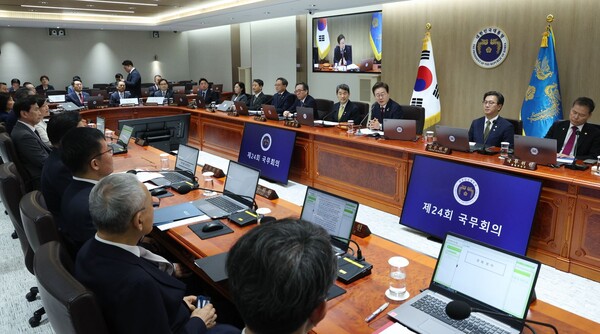 이재명 대통령이 5일 오전 서울 용산 대통령실 청사에서 국무회의를 주재하고 있다. 연합뉴스 