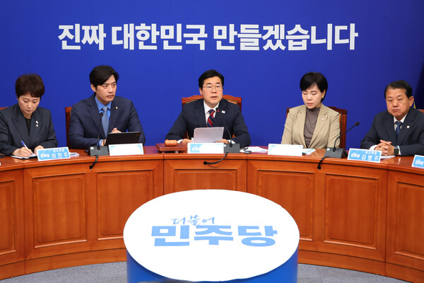 더불어민주당 박찬대 대표 권한대행 겸 원내대표가 5일 서울 여의도 국회에서 열린 최고위원회의에서 발언하고 있다. 연합뉴스. 