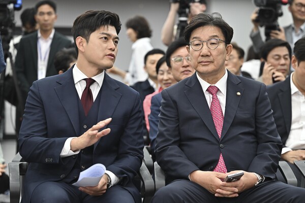 국민의힘 김용태 비상대책위원장과 권성동 원내대표가 4일 서울 여의도 중앙당사에서 열린 제21대 대통령선거 국민의힘 중앙선거대책위원회 해단식에 서 대화를 나누고 있다. 연합뉴스. 