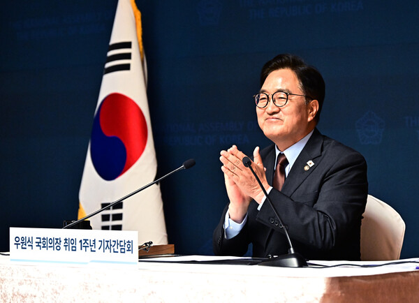 우원식 국회의장이 11일 오전 국회 사랑재에서 열린 취임 1주년 기자간담회에 참석해 박수치고 있다. 연합뉴스. 