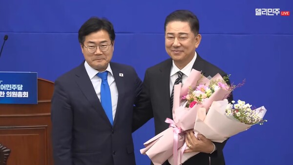 더불어민주당 신임 원내대표에 김병기 의원(오른쪽)이 당선됐다. 델리민주 캡처. 