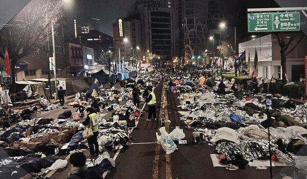 서울 인사동 헌법재판소 앞에서 윤석열 대통령 파면을 촉구하며 철야농성 중인 시민들. 권동희 作. 비욘드 더 피플 K-민주주의 展. 