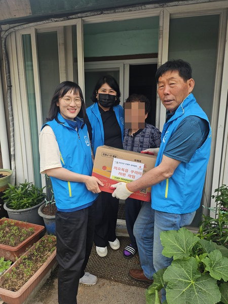 신광면 지역사회보장협의체가 지난 19일 ‘저소득층 꾸러미 지원 사업’을 통해 상반기 대상자 50가구에 생필품을 전달했다.사진/함평군