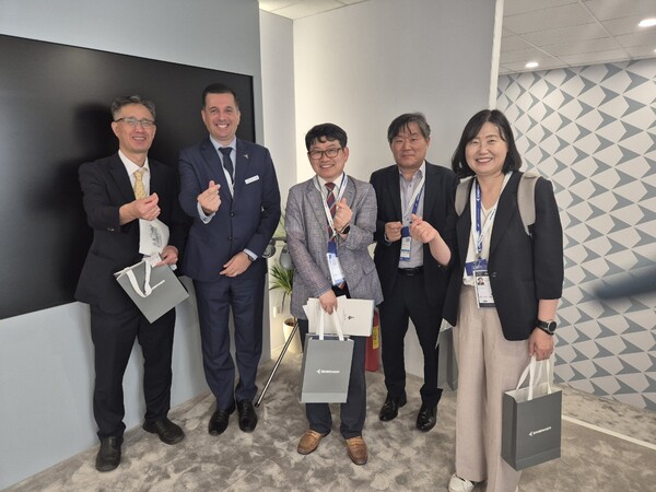 김제홍 사천시 부시장(가운데)이 파리에어쇼에서 브라질 Embraer 를 방문해기념사진을 찍고 있다. ⓒ사천시