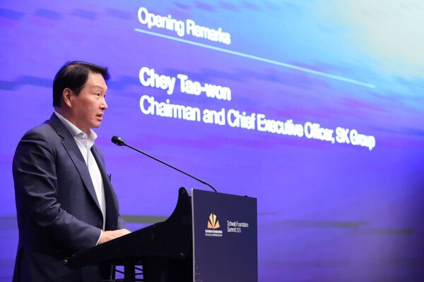 최태원 회장이 이끄는 SK그룹이 2024년 영업이익 27조1385억원을 기록하며 삼성의 27조352억원을 불과 0.4% 차이로 앞섰다. 사진은 최태원 SK 회장이 지난 19일 서울 여의도 콘래드 호텔에서 열린 세계경제포럼 슈왑재단 총회에서 발언하고 있는 모습. 사회적가치연구원 제공