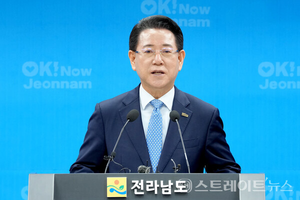 김영록 지사가 26일 도청 브리핑룸에서 민선8기 출범 3주년 기자회견문을 발표하고 있다.사진/전남도
