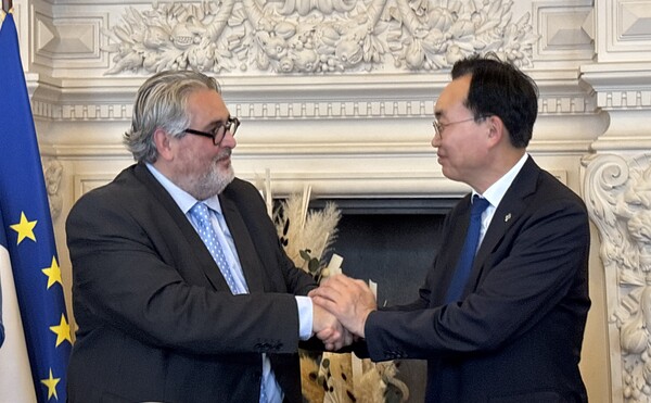 윤병태 시장은 지난 24일 프랑스 클레르몽페랑시를 방문해 올리비에 비앙키 시장과 만나 ‘나주-클레르롱페랑 우호교류 협약’을 체결했다.사진/나주시