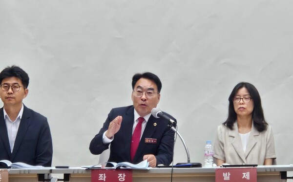 임철규 도의원(가운데)이 발언하고 있다. 