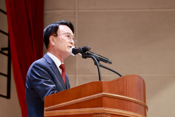 박동식 사천시장이 민선 8기 3주년 행사에서 기념사를 하고 있다. ⓒ사천시