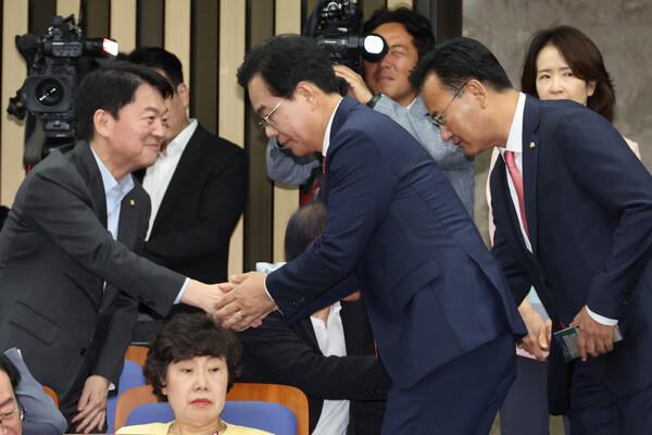 지난달 30일 서울 여의도 국회에서 열린 국민의힘 의원총회에서 송언석 비상대책위원장이 안철수 의원과 악수를 하고 있다. 연합뉴스. 