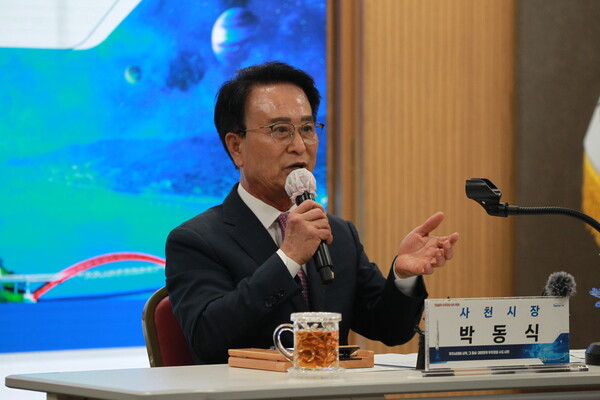 박동식 사천시장이 기자들의 질문에 답변하고 있다. ⓒ김기환 기자