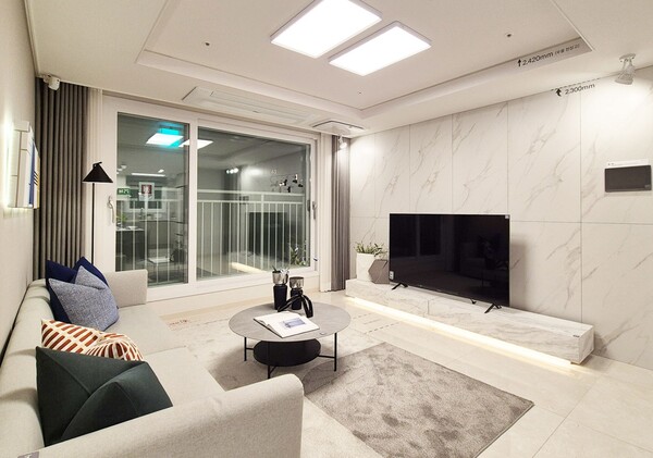 일레븐건설이 전라남도 해남군 해남읍 구교리 49번지 일원에 공급하는 '파크레스트 해남'의 84㎡형 거실. 일레븐건설 제공