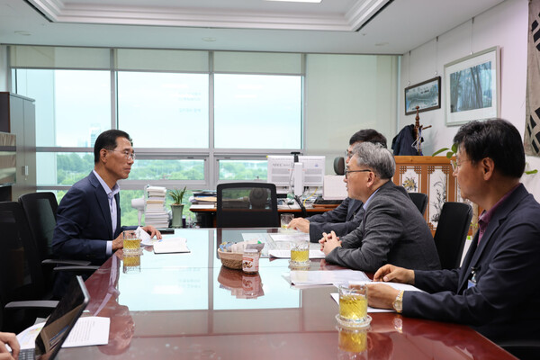 더불어민주당 김주영 의원은 4일 국회의원회관에서 조명우 인하대학교 총장, 이택 인하대병원장을 만나 김포 인하대병원 설립 진행상황을 점검하고 향후 추진방안에 대해 논의했다. 의원실. 