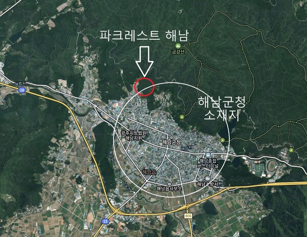 일레븐건설이 전라남도 해남군 해남읍 구교리 49번지 일원에 공급하는 '파크레스트 해남'의 입지. 이 단지는 해남군청 소재지 동북쪽 맨 끝자락 고지대에 위치해 있어 쾌적성은 좋으나 생활인프라 접근이 쉽지 않다는 게 현지 평가다. 카카오·국토지리정보원 제공