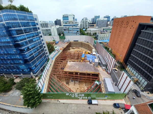 포스코이앤씨가 서울 성동구 성수동1가 656-421번지 일원에 공급하는 '오티에르 포레'의 건설현장. 청약홈은 이 단지가 1순위 청약에서 최고 1866.50 대 1을 기록하는 데 힘입어 평균 688.13 대 1로 나타났다고 집계했다.  김태현 기자 