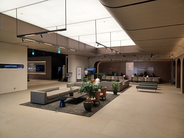 포스코이앤씨가 서울 성동구 성수동1가 656-421번지 일원에 공급하는 '오티에르 포레'의 견본주택 내 리셉션. 김태현 기자 