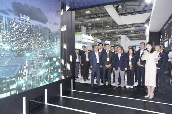 강기정 시장이 9일 오후 김대중컨벤션센터에서 열린 ‘2025 대한민국 기후환경에너지대전’ 개막식에 참석해 부스를 참관하고 있다  ./광주시