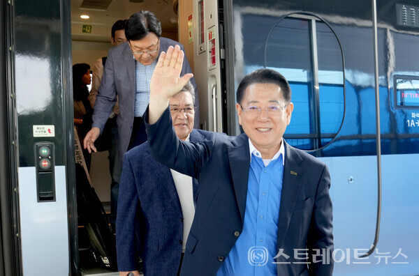 김영록 지사가 10일 오후 오는 9월 개통 예정인 전남 남해선 '목포~보성' 구간의 영업시운전 마지막 역인 신보성역에 도착, 손을 흔들고 있다.사진/전남도