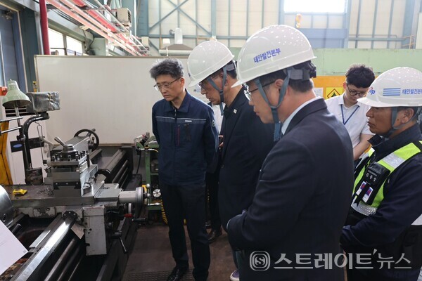 6월 3일 태안화력발전소에서 하청노동자 사망 현장을 방문한 더불어민주당 김주영 의원. 김 의원은 "고용노동부를 비롯한 관계기관의 대응과 대책 이행 여부를 철저히 점검하겠다"고 각오를 다졌다. 의원실. 