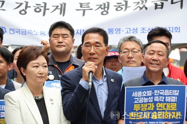 6월 19일 한화오션 하청 노사 김형수 지회장 고공농성장을 응원 방문한  더불어민주당 김주영 의원. 이날 노사는 임단협 합의에 도달했고, 김형수 지회장의 97일간의 고공농성을 해제하고 땅으로 내려왔다. 김 의원은 "조선업이 호황 국면에 접어든 지금, 노동자의 권리가 존중받고 정당한 대우를 받는 산업 생태계를 구축하는 것이 무엇보다 중요하다"고 외쳤다. 의원실. 