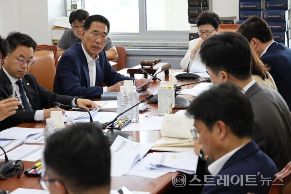 6월 30일 국회 환경노동위원회 제2차 추가경정예산안 심의에 참석한 더불어민주당 의원. 김 의원은 "이번 추가경정예산안은 현재의 경제 위기 가뭄을 해소하기 위한 마중물이자, 경제 회복을 위한 최소한의 조치"라고 말했다. 의원실. 