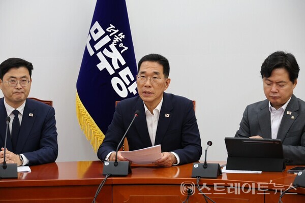 10일 더불어민주당 정책조정회의에 환경노동위원회 정책조정위원장 자격으로 참석한 김주영 의원. 김 의원은 "중대재해처벌법이 시행된 지 3년이 지났지만, 여전히 현장에서는 안타까운 사고가 멈추지 않고 있다"며 "이재명 대통령이 약속하신 '국가가 책임지는 노동안전보건체계'를 반드시 실현해야 한다"고 강조했다. 의원실. 