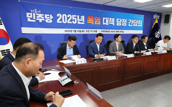 더불어민주당과 정부는 15일 오전 국회에서 '폭염대책 당정 간담회'를 열었다. 연합뉴스. 