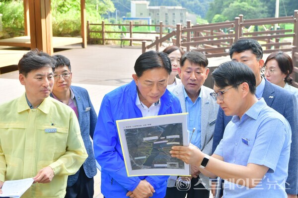 15일 현장 점검 중인 김한종 군수.사진/장성군