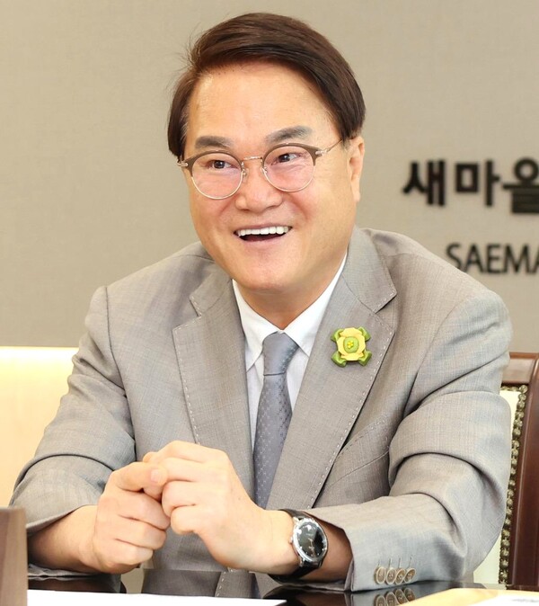 김하수 청도군수는 “이번 ‘대한민국 최고 아름다운 도시 청도’ 조성 정비사업은 주민 의식개선과 지속 가능한 청도 조성을 위한 첫걸음으로 새로운 거리 환경을 조성해 깨끗한 도시 이미지로 지역경제 활성화에 기여할 수 있도록 하겠다”고 밝혔다.(사진=청도군)