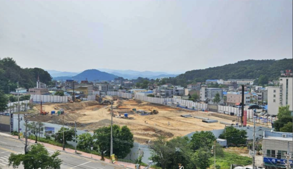 보광종합건설이 충남 부여군 부여읍 쌍북리 595번지 일원에 공급하는 ‘부여 골드클래스’의 건설현장. 부여 골드클래스와 왕복4차선 계백로를 사이에 두고 동쪽으로 홍선아파트, 쌍북주공, 왕궁아파트가 연이어 위치해 있다. 청약홈은 21일 이 단지 특별공급 청약을 접수한다. 보광종합건설 제공