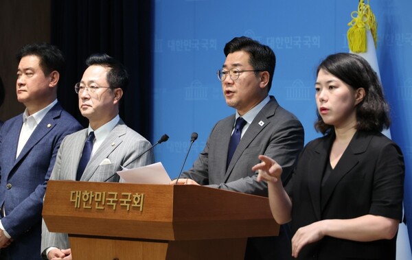 더불어민주당 박찬대 의원이 25일 오전 국회 소통관에서 국민의힘 의원 45명 제명 결의안을 발표하고 있다. 연합뉴스. 