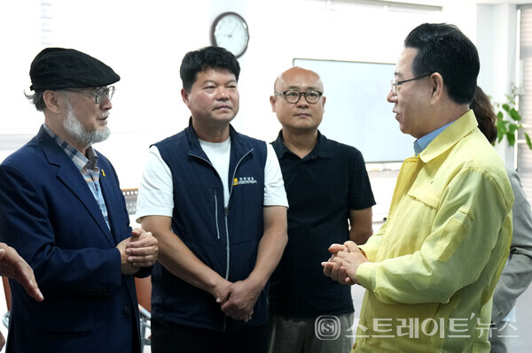 김영록 지사가 25일 나주 공익활동지원센터를 방문, 나주 이주노동자 인권침해 피해자와 면담을 마친 뒤 관계자들과 이야기를 나누고 있다.사진/전남도