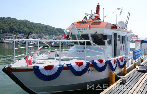 지난 24일 마량항 중방파제에서 열린 ‘강진해양구조선 1호’ 취항식.사진/강진군