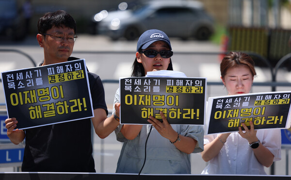 전세사기·깡통전세피해자 전국대책위원회, 전세사기·깡통전세 문제해결을 위한 시민사회대책위원회가 10일 서울 용산 대통령 집무실 앞에서 기자회견을 하고 있다. 연합뉴스. 