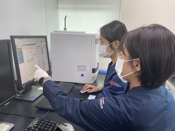 광주보건환경연 연구사들이 관내 엔테로바이러스 감염증(수족구병) 의심 환자의 검체를 분석하고 있다./광주시