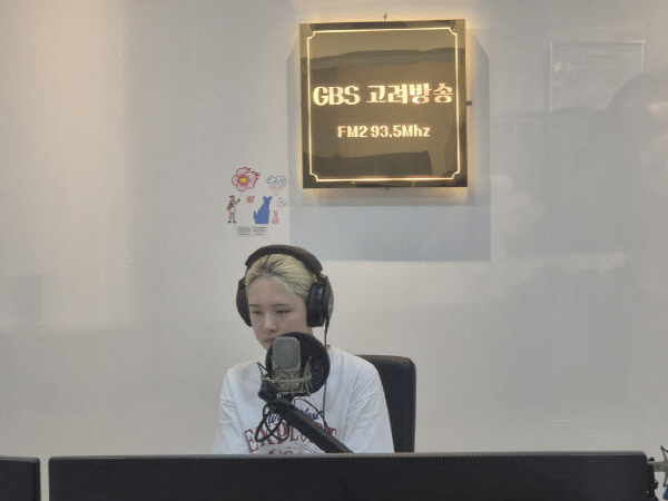 광주 고려인마을이 운영하는 세계 유일의 고려인 대상 지상파 라디오, GBS고려방송(FM93.5MHz)에 특별한 목소리가 울려 퍼지고 있다./고려인마을