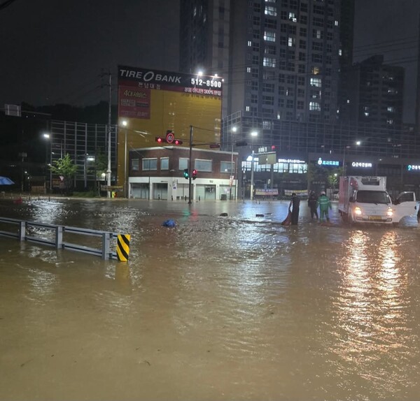 북구 서암대로 도로와 주변 상가 침수 사진./정준호 의원 SNS