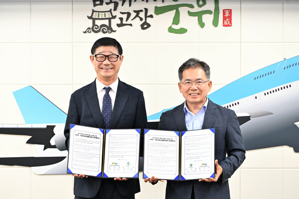 대구광역시 군위군과 국립낙동강생물자원관은 12일 ‘축산악취저감 특허미생물 보급 업무협약’을 체결했다.(사진=군위군)