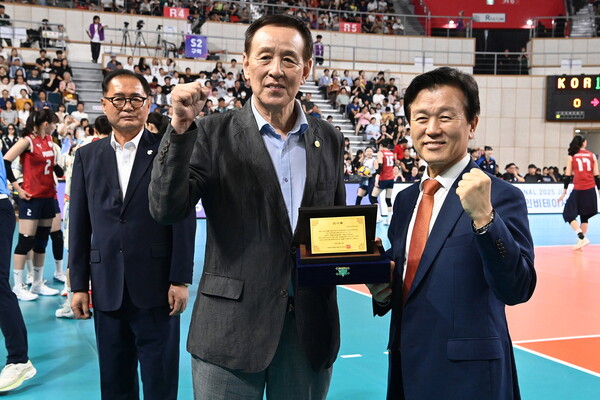 대한배구협회가 조규일 시장(오른쪽)과 김택세 회장에게 감사패를 전달했다. ⓒ진주시