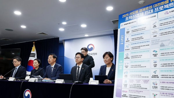 22일 정부서울청사에서 열린 새정부 경제성장전략 관계부처 합동 브리핑. (왼쪽부터) 문신학 산업통상자원부 1차관, 한성숙 중소벤처기업부 장관, 구 부총리, 배경훈 과학기술정보통신부 장관, 송미령 농림축산식품부 장관. 연합뉴스 제공. 