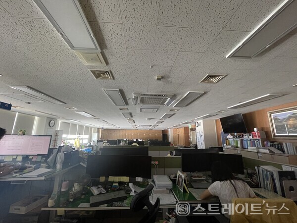 22일 전남교육청 청사 내에서 소등 행사를 실시하고 있다. 전남교육청